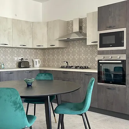 Apartment, Few Steps From Ghadira Bay