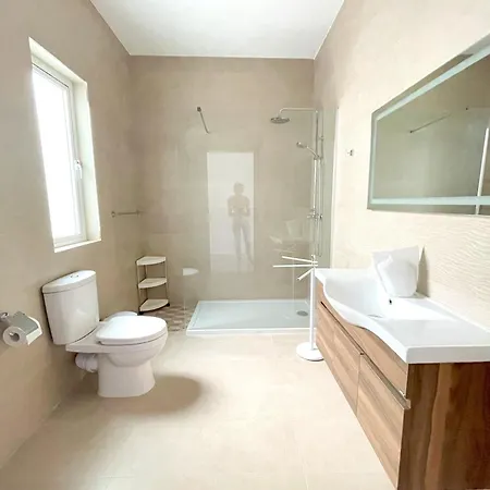 Appartement Apartment, Few Steps From Ghadira Bay