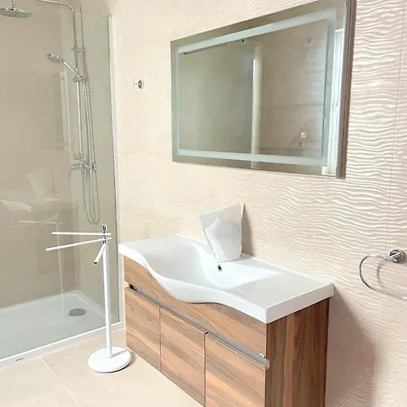 Apartment, Few Steps From Ghadira Bay アパート *